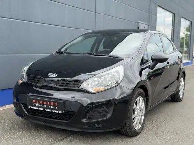 Używany Kia Rio 86 KM (63 kW) 2012 Czarny Sedan/Limuzyna