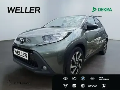 Gebraucht Toyota Aygo 72 PS (52 kW) 2023 Cardamon green / dach schwarz (gruen) Kleinwagen