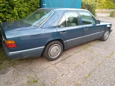 Gebraucht Mercedes E230 132 PS (97 kW) 1990 Blau Limousine