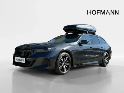 Gebraucht BMW 520 M Sport 197 PS (144 kW) 2024 Sophistograu brillanteffekt metallic Kombi