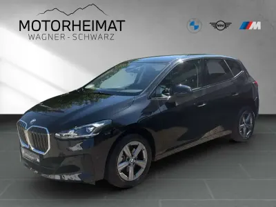 Gebraucht BMW 220 Active Tourer Sport Line 170 PS (125 kW) 2025 Saphirschwarz metallic Van / Kleinbus