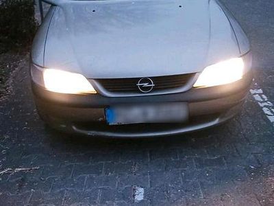 Beige Gebraucht 1996 Opel Vectra Limousine | 900 €