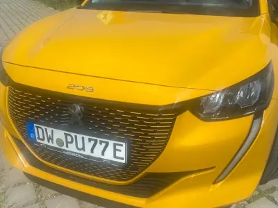 Gebraucht Peugeot e-208 Active 100 kW (136 PS) 2022 Gelb Kleinwagen