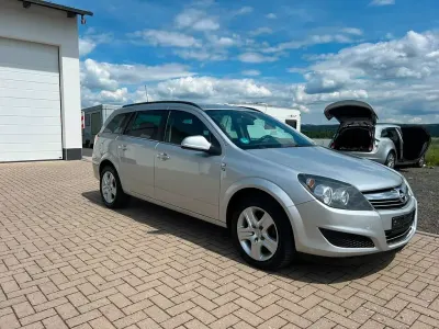 Gebraucht Opel Astra Design Edition 110 PS (80 kW) 2011 Silber Kombi