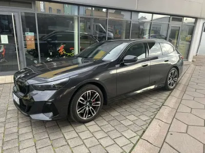 Gebraucht BMW 540 286 PS (210 kW) 2025 Sophistograu brilliantmetalic Kombi