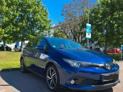 Gebraucht Toyota Auris Hybrid Team 136 PS (100 kW) 2018 Blau Limousine
