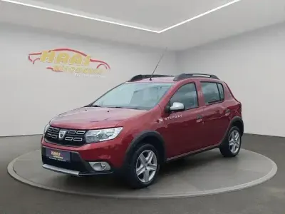Gebraucht Dacia Sandero Essentiel 206 PS (151 kW) 2020 Rot SUV