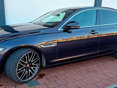 Używany Jaguar XF Portfolio 180 KM (132 kW) 2015 Czarny Sedan/Limuzyna