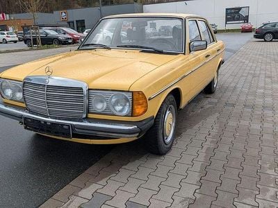 Gebraucht Mercedes 200 54 PS (39 kW) 1978 Gelb Limousine