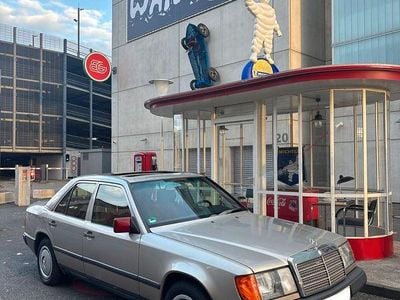 Beige Gebraucht 1988 Mercedes E230 Limousine | 3.800 €