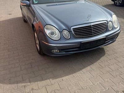 Second-hand Mercedes E320 Avantgarde 204 CP (150 kW) 2004 Albastru Berlinǎ