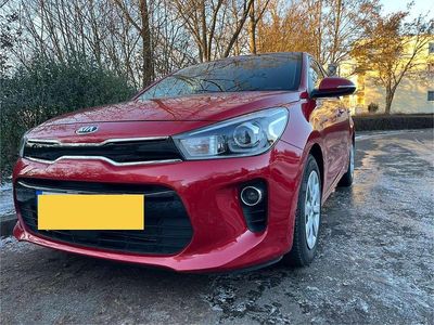 Usado Kia Rio DREAM-TEAM Edition 99 HP (72 kW) 2017 Vermelho Sedan