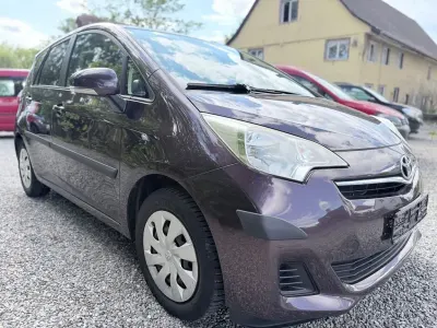 Gebraucht Toyota Verso-S Life 99 PS (72 kW) 2011 Violett Van / Kleinbus