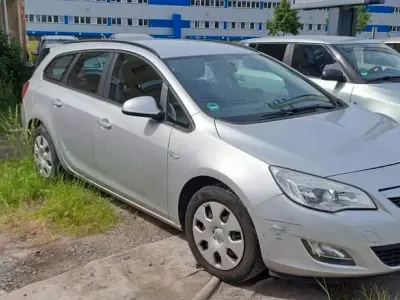 Gebraucht Opel Astra 110 PS (80 kW) 2012 Silber Limousine