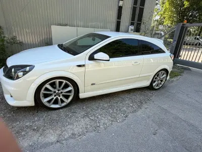 Gebraucht Opel Astra GTC Edition 140 PS (102 kW) 2009 Weiß Limousine
