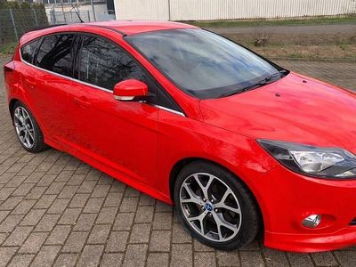 Gebraucht Ford Focus Titanium 182 PS (133 kW) 2014 Rot Limousine