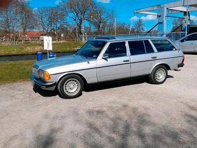 Second-hand Mercedes E230 136 CP (100 kW) 1985 Argintiu Break