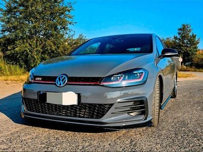 Grau Gebraucht 2019 VW Golf VII GTI Kleinwagen | 31.900 €