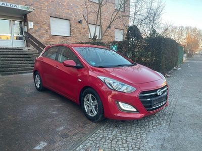 Rot Gebraucht 2015 Hyundai i30 Kleinwagen | 7.399 €