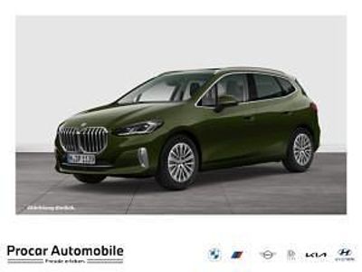Neu BMW 218 Active Tourer Luxury Line 136 PS (100 kW) 2026 Grün (sanremo green) Van / Kleinbus