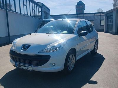 Gebraucht Peugeot 206 75 PS (55 kW) 2010 Weiß Limousine