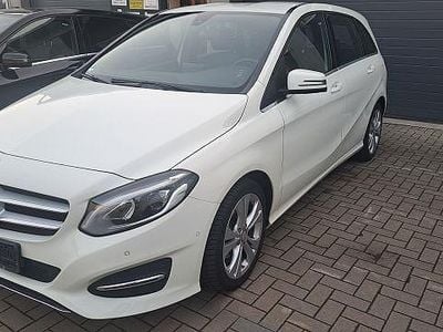 Gebraucht Mercedes B180 122 PS (89 kW) 2017 Calcitweiss/zirrusweiss Van / Kleinbus