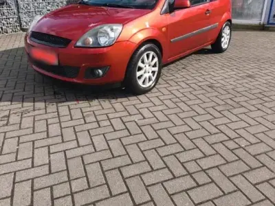 Gebraucht Ford Fiesta 50 PS (36 kW) 2005 Rot Kleinwagen