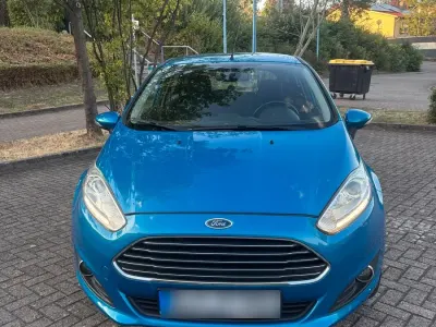 Gebraucht Ford Fiesta 105 PS (77 kW) 2013 Blau Kleinwagen