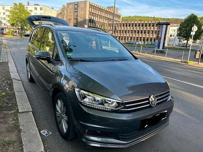Grau Gebraucht 2020 VW Touran Van / Kleinbus | 24.599 € (Guter Preis)