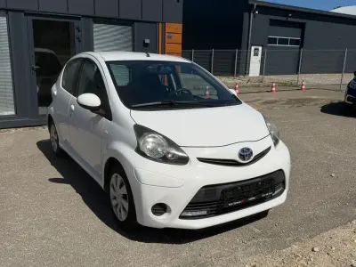 Używany Toyota Aygo Cool 68 KM (50 kW) 2014 Biały Hatchback