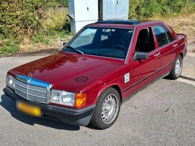Gebraucht Mercedes 190 122 PS (89 kW) 1984 Rot Limousine