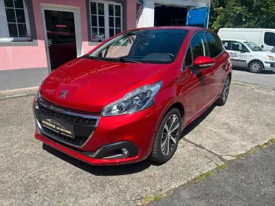 Gebraucht Peugeot 208 102 PS (75 kW) 2019 Rot Kleinwagen