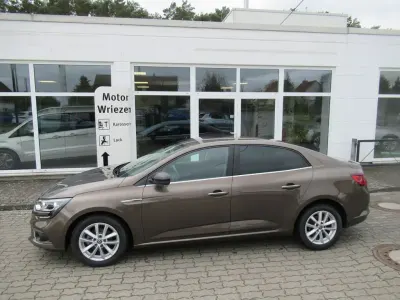 Używany Renault Mégane Life 116 KM (85 kW) 2017 Brązowy Sedan/Limuzyna