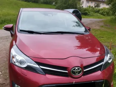 Gebraucht Toyota Verso Life 146 PS (107 kW) 2017 Rot Van / Kleinbus