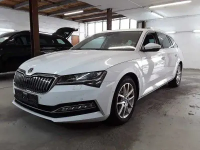 Gebraucht Skoda Superb 218 PS (160 kW) 2022 Weiß moonweiss metallic (metallic) Kombi