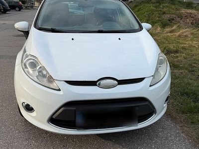 Gebraucht Ford Fiesta 68 PS (50 kW) 2009 Weiß Kleinwagen