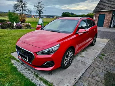 Gebraucht Hyundai i30 Style 116 PS (85 kW) 2019 Rot Limousine