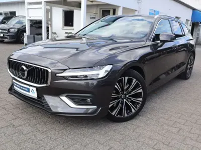 Gebraucht Volvo V60 Plus 197 PS (144 kW) 2023 Platinum grey Kombi