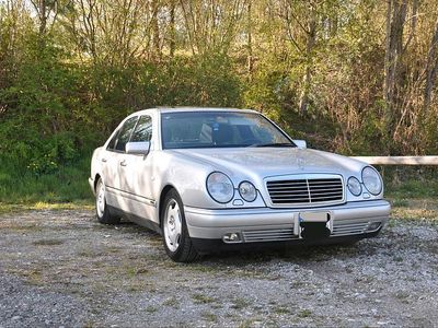 Usata Mercedes E430 279 CV (205 kW) 1998 Argento Berlina