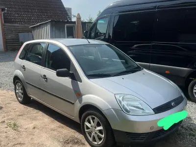 Gebraucht Ford Fiesta 68 PS (50 kW) 2004 Silber Kleinwagen