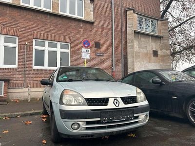Grau Gebraucht 2002 Renault Clio II Kleinwagen | 400 € (Superpreis)