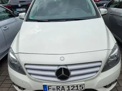 Gebraucht Mercedes B180 109 PS (80 kW) 2013 Weiß Kleinwagen