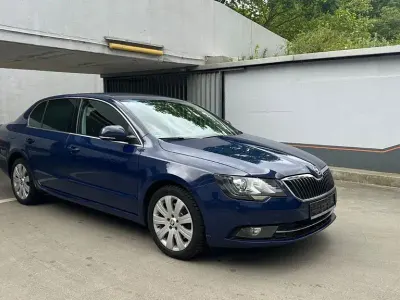Gebraucht Skoda Superb Exclusive 140 PS (102 kW) 2015 Blau Limousine
