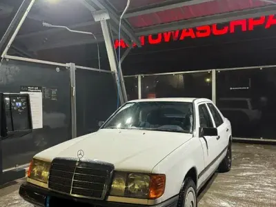 Second-hand Mercedes E300 179 CP (131 kW) 1988 Alb Berlinǎ