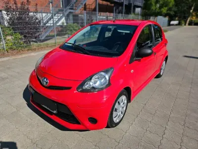 Gebraucht Toyota Aygo 68 PS (50 kW) 2014 Rot Kleinwagen
