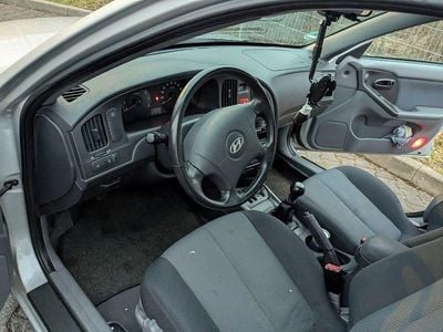 Usado Hyundai Elantra GLS 105 HP (77 kW) 2005 Cinzento Sedan