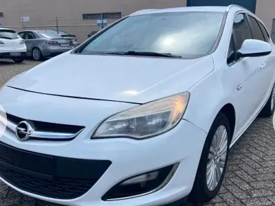 Gebraucht Opel Astra 101 PS (74 kW) 2013 Weiß Kombi