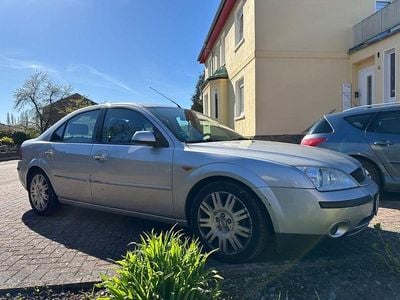 Gebraucht Ford Mondeo Trend 125 PS (91 kW) 2001 Silber Limousine
