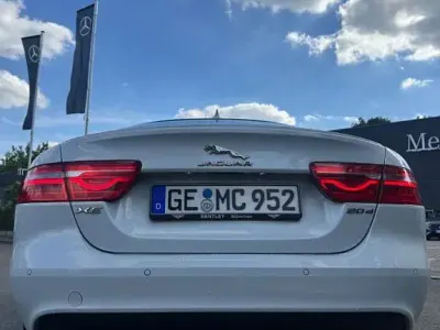 Gebraucht Jaguar XE R-Sport 179 PS (131 kW) 2015 Weiß Limousine