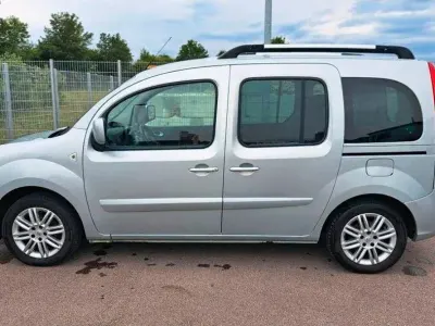 Gebraucht Renault Kangoo Happy Family 106 PS (77 kW) 2012 Silber Van / Kleinbus